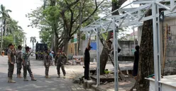 Petugas Satpol PP membongkar puluhan lapak yang di Jalan Nusa Raya, Kalideres, Jakarta Barat, pada Kamis, 31 Juli 2025. (Sumber: POSKOTA | Foto: Pandi Ramedhan)