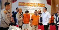 Dua dari empat pelaku perampokan di Kampung Bojong Jaya, Bekasi, dihadirkan jajaran Polres Metro Bekasi dalam ekspose perkara yang digelar pada Kamis, 31 Juli 2025. (Sumber: POSKOTA | Foto: Nurpini Aulia Rapika)