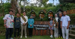 Bunda Literasi Banten, Tisnawati Andra Soni (keempat dari kiri) saat berkunjung ke perpustakaan Jagaraksa di wisata Lembur Kula, Gunung Karang, Desa Pasirpeuteuy, Kecamatan Cadasari, Kabupaten Pandeglang. (Sumber: Dok Pustakawan Pandeglang)