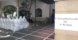 Suasana rumah duka eks Menag 2009-2013, Suryadharma Ali di Jalan Cipinang Cempedak I Nomor 30, Kecamatan Jatinegara, Jakarta Timur, Kamis, 31 Juli 2025. (Sumber: Poskota/Heri Effendi)