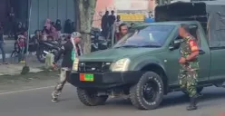 Anggota ormas GPK tendang dan dobrak mobil TNI. (Sumber: Instagram/@infokomando.official)