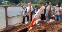Wali Kota Bogor, Dedie A Rachim meninjau proyek penurunan kabel udara ke bawah tanah di kawasan Sistem Satu Arah, Jalan Jalak Harupat hingga Jalan Salak, Kota Bogor, Minggu, 1 Juni 2025. (Sumber: POSKOTA | Foto: Sekar Putri Andini)
