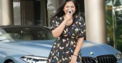 Potret putri Haji Isam, Liana Saputri saat mendapatkan mobil BMW M850i xDrive First Edition yang disebut cuma satu di Indonesia. (Sumber: Instagram/@lianajhonlin12)