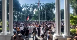 Para Pedagang Pasar Baru Bogor melakukan aksi unjuk rasa menolak direlokasi di Balai Kota Bogor, Senin, 2 Juni 2025. (Sumber: POSKOTA | Foto: Sekar Putri Andini)