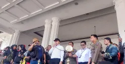 Direktur Utama Perumda Pasar Pakuan Jaya, Jenal Abidin saat menemui pedagang terkait proyek revitalisasi Pasar Baru Bogor di Balai Kota Bogor, Senin, 2 Juni 2025. (Sumber: POSKOTA | Foto: Sekar Putri Andini)