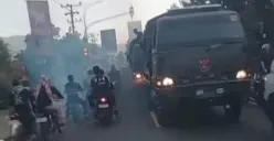 Aksi sejumlah anggota ormas GPK yang menggeber motor di depan anggota TNI. (Sumber: Instagram/@infokomando.official)