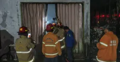 Sejumlah pemadam kebakaran Kabupaten Bekasi memadamkan api yang melahap ruko agen sembako di Kelurahan Jatiwangi, Cikarang Barat, Kabupaten Bekasi Senin, 2 Juni 2025, dini hari WIB. (Sumber: Dok. Damkar Kabupaten Bekasi)