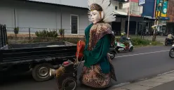 Pengamen ondel-ondel di Jakarta Selatan, Senin, 2 Juni 2025. (Sumber: Poskota/Ali Mansur)