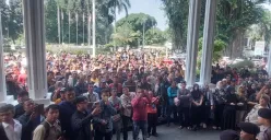 Para Pedagang Pasar Baru Bogor lakukan aksi unjuk rasa di Balai Kota Bogor karena menolak direlokasi dalam proyek revitalisasi Pasar Baru Bogor, Senin, 2 Juni 2025. (Sumber: Poskota/Sekar Putri Andini)