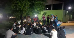 25 remaja yang tengah asyik pesta miras diamankan petugas dari Polsek Cinere. (Sumber: Dok. Polsek Cinere)