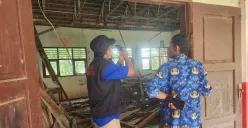 Plafon salah satu ruang kelas SDN Cikayas 3 di Desa Cikayas, Kecamatan Angsana, Pandeglang, ambruk akibat lapuk Minggu, 1 Juni 2025. (Sumber: KSB Pandeglang)