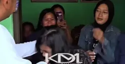 Gubernur Jawa Barat, Dedi Mulyadi temui anak korban longsor di Cirebon dan berikan bantuan. (Sumber: YouTube/Dedi Mulyadi Channel)
