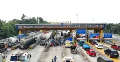 Sebuah truk pengangkut minuman berenergi mengalami rem blong dan mengakibatkan kecelakaan lalu lintas di Gerbang Tol (GT) Ciawi 2 arah Jakarta, Senin, 2 Juni 2025. (Sumber: Dok. PJR Tol Jagorawi)
