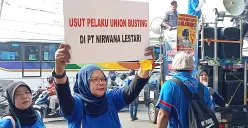Karyawan PT Nirwana Lestari melakukan aksi unjuk rasa memprotes keputusan PHK yang dinilai sepihak pada Senin, 2 Juni 2025. (Sumber: POSKOTA | Foto: Nurpini Aulia Rapika)