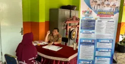Orang tua murid mendatangi posko SPMB di SMA Negeri 78, Kemanggisan, Jakarta Barat, Selasa, 3 Juni 2025. (Sumber: Poskota/Pandi Ramedhan)
