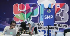 Dinas Pendidikan DKI Jakarta melayani aduan orang tua siswa di Posko Layanan Seleksi Penerimaan Murid Baru (SPMB), Gedung Dinas Pendidikan DKI Jakarta, Selasa, 3 Juni 2025. (Sumber: Poskota/Bilal Nugraha Ginanjar)