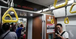 Sejumlah penumpang berada didalam gerbong kereta rel listrik (KRL) baru seri Commuter Line Indonesia (CLI)-125 saat pengoperasian perdana di Stasiun Manggarai, Jakarta, Minggu, 1 Juni 2025. (Sumber: Poskota/Bilal Nugraha Ginanjar)