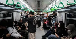 Sejumlah penumpang berada didalam gerbong kereta rel listrik (KRL) baru seri Commuter Line Indonesia (CLI)-125 saat pengoperasian perdana di Stasiun Manggarai, Jakarta. (Sumber: Poskota/Bilal Nugraha Ginanjar)