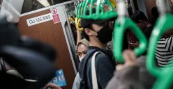 Ilustrasi penumpang KRL. (Sumber: Poskota/Bilal Nugraha Ginanjar)