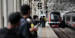 Ilustrasi, imbas demo di depan DPR RI pada Senin, 25 Agustus 2025, KAI Commuter melakukan rekayasa perjalanan KRL rute Rangkasbitung-Tanah Abang PP. (Sumber: Poskota/Bilal Nugraha Ginanjar)
