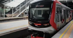 Rangkaian kereta rel listrik (KRL) baru seri Commuter Line Indonesia (CLI)-125 memasuki peron saat pengoperasian perdana di Stasiun Tanah Abang, Jakarta, Minggu, 1 Juni 2025. (Sumber: Poskota/Bilal Nugraha Ginanjar)