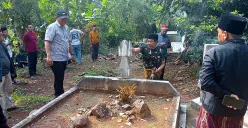 Masyarakat Desa Seuat membongkar makam keramat yang diduga palsu dan disinyalir dijadikan tempat pesugihan. (Sumber: Dok Polres Serang)