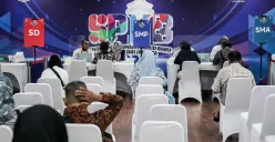 Dinas Pendidikan Jakarta melayani aduan orang tua siswa di Posko Layanan Seleksi Penerimaan Murid Baru (SPMB), Gedung Dinas Pendidikan Jakarta, Selasa, 3 Juni 2025. (Sumber: Poskota/Bilal Nugraha Ginanjar)