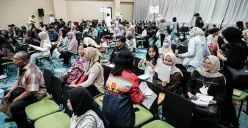 Penerima beasiswa mengambil buku Tabungan dan Kartu Jakarta Mahasiswa Unggul (KJMU) di Kantor Dinas Pendidikan, DKI Jakarta, Selasa, 3 Juni 2025. (Sumber: Poskota/Bilal Nugraha Ginanjar)