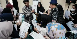 Penerima beasiswa mengambil buku Tabungan dan Kartu Jakarta Mahasiswa Unggul (KJMU) di Kantor Dinas Pendidikan, DKI Jakarta, Selasa, 3 Juni 2025. (Sumber: Poskota/Bilal Nugraha Ginanjar)