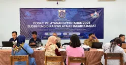 Orang tua murid mendatangi posko SPMB di SMA Negeri 78, Kemanggisan, Jakarta Barat, Selasa, 3 Juni 2025. (Sumber: Poskota/Pandi Ramedhan)