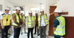 Wakil Menteri Sosial, Agus Jabo Priyono meninjau Sekolah Rakyat yang berlokasi di Sentra Pangudi Luhur, Kota Bekasi, Selasa, 3 Juni 2025. (Sumber: Poskota/Nurpini Aulia Rapika)