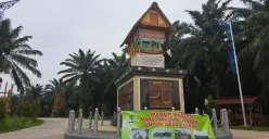 Spanduk minta gnati rugi dampak proyek Bendungan Karian, terpampang di pandmark jalur masuk bendungan di Desa Tambak, Kecamatan Cimarga, Kabupaten Lebak. (Sumber: Dok. Warga)