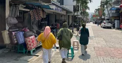 Pengunjung Pasar Baru, Jakarta Pusat, Rabu, 4 Juni 2025. (Sumber: Poskota/Pandi Ramedhan)