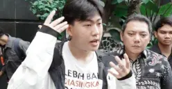 Mahasiswa Filsafat Universitas Indonesia, Cho Yong Gi ditetapkan sebagai tersangka oleh Polda Metro Jaya dalam aksi May Day 2025. Padahal, ia hadir sebagai tim medis dengan atribut lengkap. (Sumber: X/@bbeniioo)