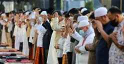 Umat Muslim berjamaah melaksanakan Sholat Idul Adha. (Sumber: Pinterest)