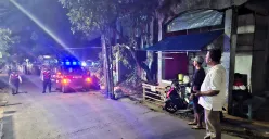Polsek Pancoran Mas melakukan patroli di Jalan Remaja, Pancoran Mas, yang rawan terjadi tawuran. (Sumber: POSKOTA | Foto: Angga Pahlevi)