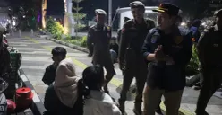 Kasatpol PP Kota Depok, Dede Hidayat bersama anggota patroli jam malam di Depok, masih banyak kejaring anak-anak keluar malam. (Sumber: Satpol PP Kota Depok)