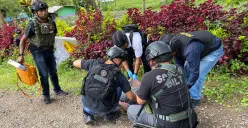 Petugas mengevakuasi korban penembakan yang dilakukan KKB di Kampung Kwantapo, Distrik Asotipo, Kabupaten Jayawijaya, Papua, Rabu, 4 Juni 2025. (Sumber: Dok Satgas Ops Damai Cartenz)