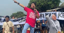 Pedagang berunjuk rasa di tengah aksi penertiban dilangsungkan di Pasar Sentiong, Kelurahan Tobat, Kecamatan Balaraja, Kabupaten Tangerang, Rabu, 4 Juni 2025. (Sumber: Poskota/Primayanti Juli Kumala)