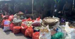 Petugas Satpol PP membongkar lapak pedagang liar di Pasar Sentiong, Kecamatan Balaraja, Kabupaten Tangerang, pada Rabu, 4 Juni 2025. (Sumber: POSKOTA | Foto: Primayanti)