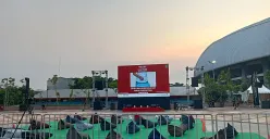 Pemkot Bekasi menggelar nobar pertandingan Timnas Indonesia vs China di Plaza Stadion Patriot Candrabaga, Kamis, 5 Juni 2025. (Sumber: POSKOTA | Foto: Nurpini Aulia Rapika)