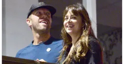 Aktris Dakota Johnson dan vokalis Coldplay, Chris Martin. (Sumber: X/@dakotaj_updates)