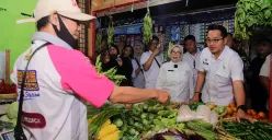 Wakil Wali Kota Cimahi Adhitia Yudhistira (depan) mengecek ketersediaan dan harga kebutuhan pokok kepada pedagang di Pasar Tradisional Cimahi, Rabu 4 Juni 2025. (Sumber: POSKOTA | Foto: Gatot Poedji Utomo)