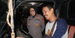 Imron Rosadi sumringah usai mobil miliknya berhasil diamankan dan temukan oleh Polsek Tambun Selatan setelah sebelumnya digelapkan oleh penyewaannya dan dibawa hingga ke Buah Batu, Kota Bandung. (Sumber: Polres Metro Bekasi)