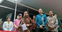 Gubernur Jakarta, Pramono Anung, saat menyampaikan keterangan pers terkait pemotongan hewan kurban di Perumda Dharma Jaya, Penggilingan, Jakarta Timur, Kamis 5 Juni 2025. (Sumber: POSKOTA | Foto: M Tegar Jihad)