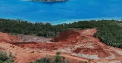 WALHI mendesak penghentian ekspansi industri tambang nikel yang dinilai merusak ekosistem pesisir, memperparah ketimpangan pembangunan, dan mengancam keberlanjutan pulau-pulau kecil. (Sumber: Instagram/@greenpeaceid)