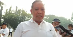 Wali Kota Bekasi, Tri Adhianto, saat dimintai tanggapan terkait aturan jam masuk sekolah. Ia menyatakan bahwa kebijakan tersebut baru akan diberlakukan di tahun ajaran baru. (Sumber: Poskota/Nurpini Aulia Rapika)