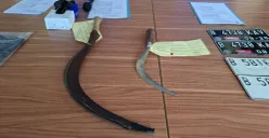 Barang bukti kasus begal di wilayah Depok dan Bogor disita Polsek Cimanggis. (Sumber: Poskota/Angga Pahlevi)