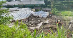 Kondisi bangunan yang roboh usai diterjang banjir bandang di Wilayah Kecamatan Lembang, Kabupaten Bandung Barat, beberapa waktu lalu. (Sumber: Poskota/Gatot Poedji Utomo)