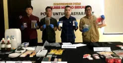 Polres Metro Bekasi berhasil mengamankan enam tersangka pengedar jaringan narkoba lintas wilayah. Selain narkotika, polisi berhasil amankan uang hasil transaksi hingga perlengkapan produksi. (Sumber: Poskota/Nurpini Aulia Rapika)